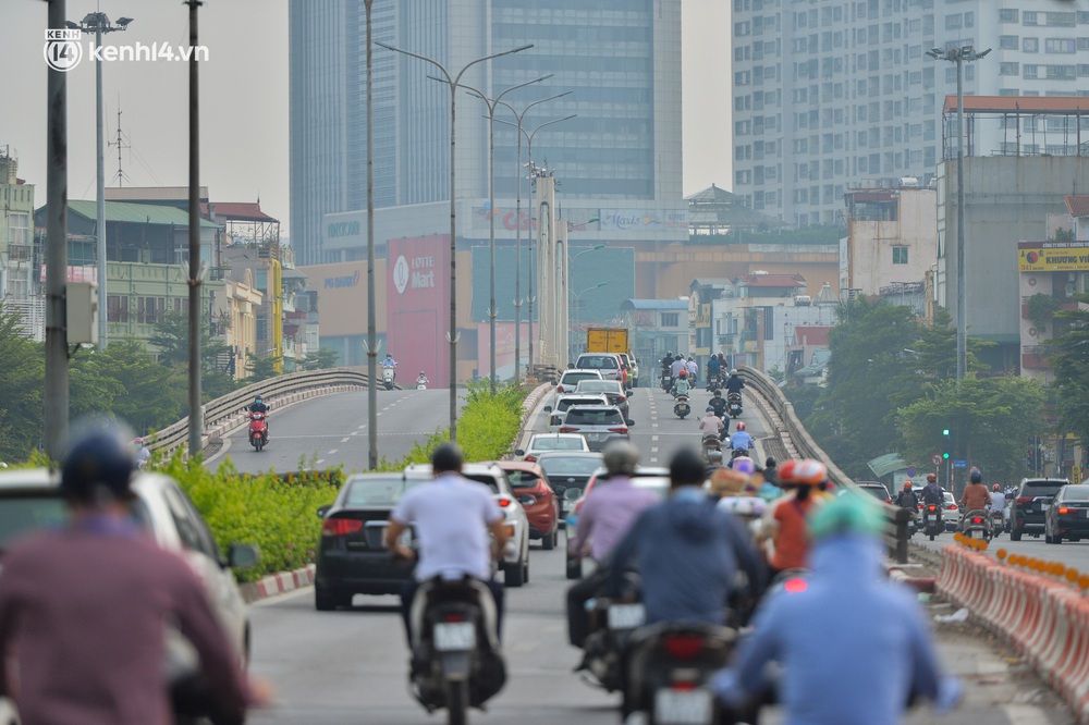 Ảnh: Ô tô xếp hàng nối đuôi nhau, đường phố Hà Nội có nơi ùn tắc trong ngày cuối cùng của đợt giãn cách xã hội thứ 4 - Ảnh 2.