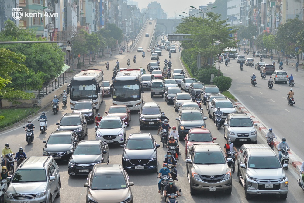 Ảnh: Ô tô xếp hàng nối đuôi nhau, đường phố Hà Nội có nơi ùn tắc trong ngày cuối cùng của đợt giãn cách xã hội thứ 4 - Ảnh 3.