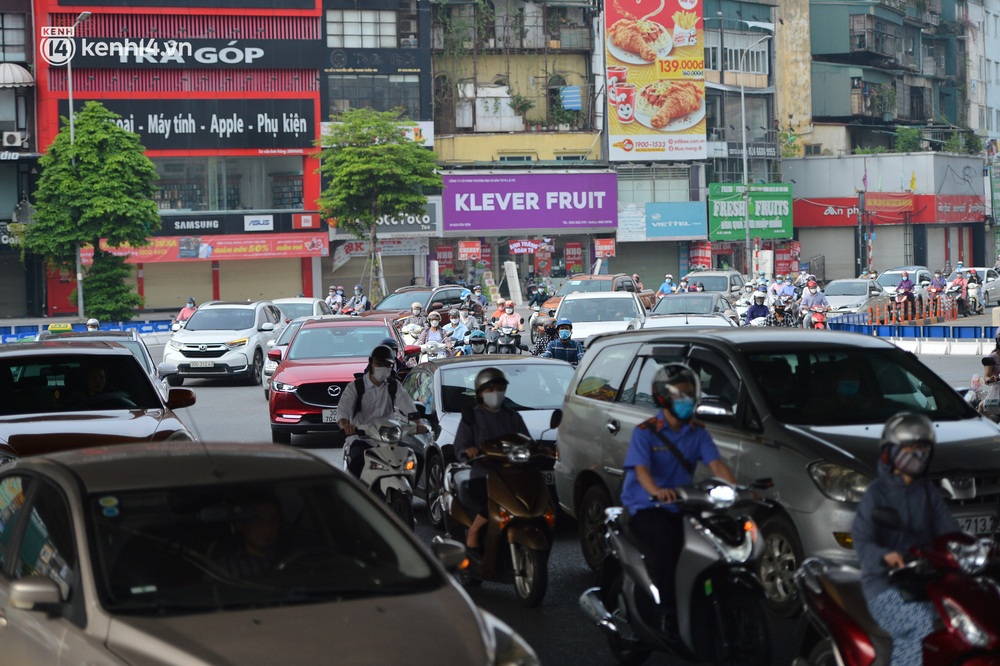 Ảnh: Ô tô xếp hàng nối đuôi nhau, đường phố Hà Nội có nơi ùn tắc trong ngày cuối cùng của đợt giãn cách xã hội thứ 4 - Ảnh 8.