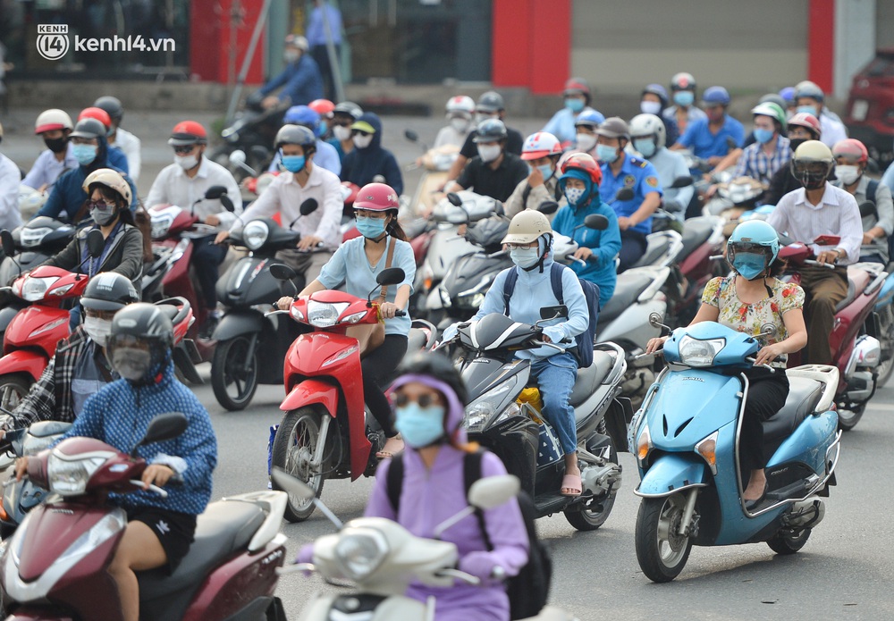 Ảnh: Ô tô xếp hàng nối đuôi nhau, đường phố Hà Nội có nơi ùn tắc trong ngày cuối cùng của đợt giãn cách xã hội thứ 4 - Ảnh 7.