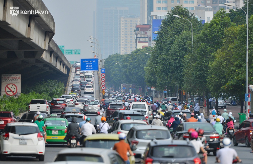 Ảnh: Ô tô xếp hàng nối đuôi nhau, đường phố Hà Nội có nơi ùn tắc trong ngày cuối cùng của đợt giãn cách xã hội thứ 4 - Ảnh 9.