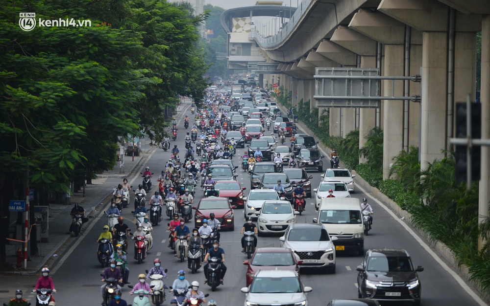 Ảnh: Ô tô xếp hàng nối đuôi nhau, đường phố Hà Nội có nơi ùn tắc trong ngày cuối cùng của đợt giãn cách xã hội thứ 4 - Ảnh 13.