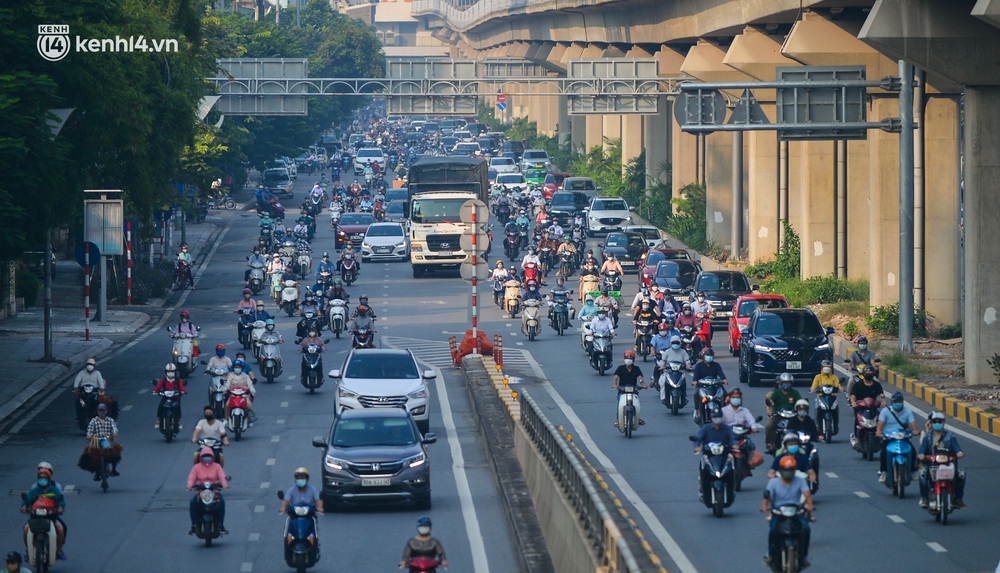 Ảnh: Hà Nội vừa nới lỏng giãn cách xã hội, nhiều tuyến đường trở lại ùn tắc - Ảnh 3.