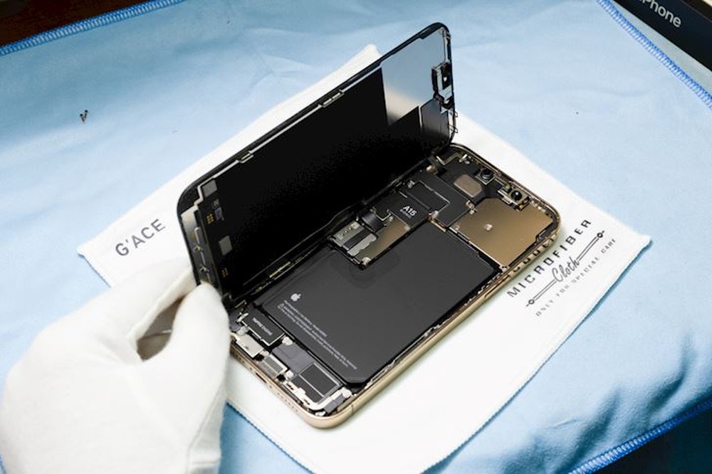 Hình ảnh mổ bụng chiếc iPhone 13 Pro Max đầu tiên tại Việt Nam, bên trong chiếc smartphone xịn xò này có gì? - Ảnh 3.