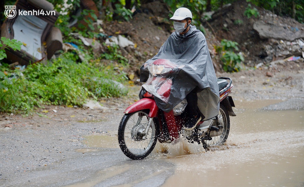 Người dân ám ảnh đi qua con đường hàng trăm ổ gà, ổ trâu giữa trung tâm Thủ đô - Ảnh 11. Người dân ám ảnh đi qua con đường hàng trăm ổ gà, ổ trâu giữa trung tâm Thủ đô - Ảnh 11.