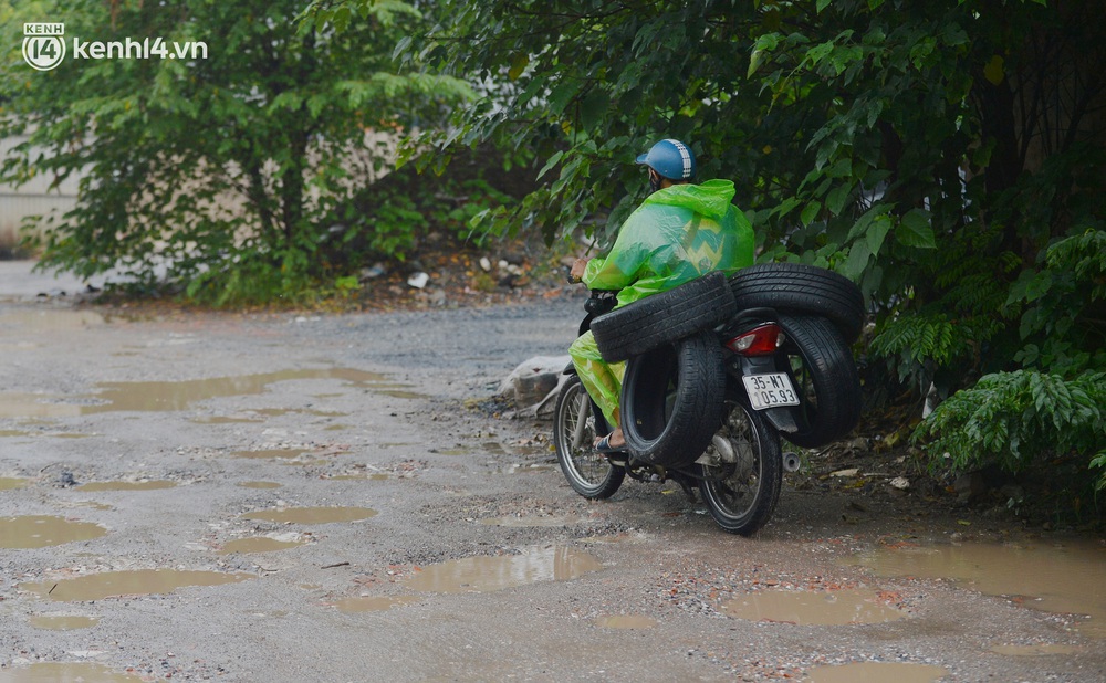 Người dân ám ảnh đi qua con đường hàng trăm ổ gà, ổ trâu giữa trung tâm Thủ đô - Ảnh 8. Người dân ám ảnh đi qua con đường hàng trăm ổ gà, ổ trâu giữa trung tâm Thủ đô - Ảnh 8.