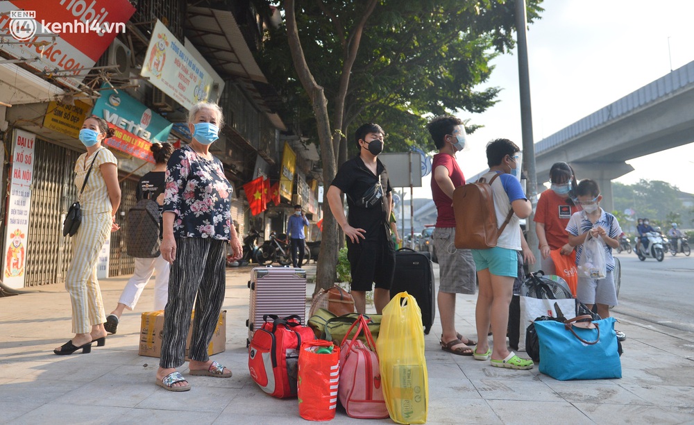 Hà Nội: Hơn 1.100 người dân tại ổ dịch Thanh Xuân Trung mặc áo bảo hộ kín mít, tự tay dỡ niêm phong trở về nhà - Ảnh 1. Hà Nội: Hơn 1.100 người dân tại ổ dịch Thanh Xuân Trung mặc áo bảo hộ kín mít, tự tay dỡ niêm phong trở về nhà - Ảnh 1.
