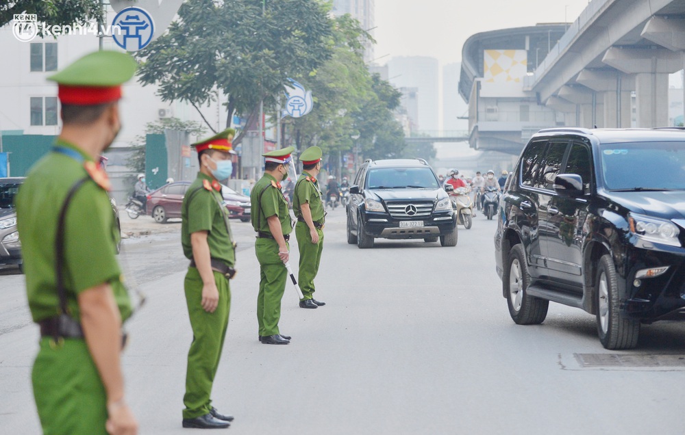 Hà Nội: Hơn 1.100 người dân tại ổ dịch Thanh Xuân Trung mặc áo bảo hộ kín mít, tự tay dỡ niêm phong trở về nhà - Ảnh 4. Hà Nội: Hơn 1.100 người dân tại ổ dịch Thanh Xuân Trung mặc áo bảo hộ kín mít, tự tay dỡ niêm phong trở về nhà - Ảnh 4.