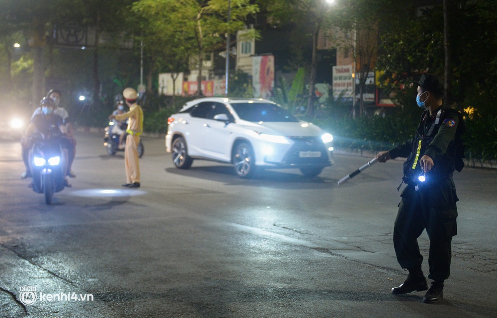 Ảnh: Quay đầu xe, giấu ma tuý vào lọ mỹ phẩm vẫn không qua mắt được cảnh sát 141 trong đêm Quốc Khánh 2/9 - Ảnh 10. Ảnh: Quay đầu xe, giấu ma tuý vào lọ mỹ phẩm vẫn không qua mắt được cảnh sát 141 trong đêm Quốc Khánh 2/9 - Ảnh 10.