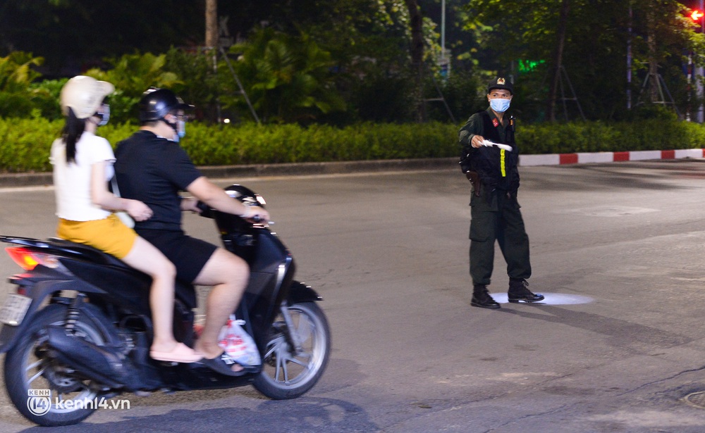 Ảnh: Quay đầu xe, giấu ma tuý vào lọ mỹ phẩm vẫn không qua mắt được cảnh sát 141 trong đêm Quốc Khánh 2/9 - Ảnh 3. Ảnh: Quay đầu xe, giấu ma tuý vào lọ mỹ phẩm vẫn không qua mắt được cảnh sát 141 trong đêm Quốc Khánh 2/9 - Ảnh 3.