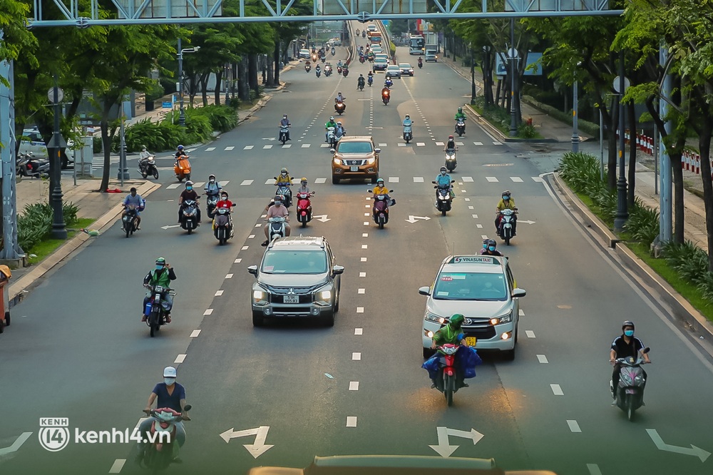 Sài Gòn chiều 30/9: Lâu lắm rồi mới thấy không khí nhộn nhịp, rộn rã khắp mọi nẻo đường - Ảnh 4.