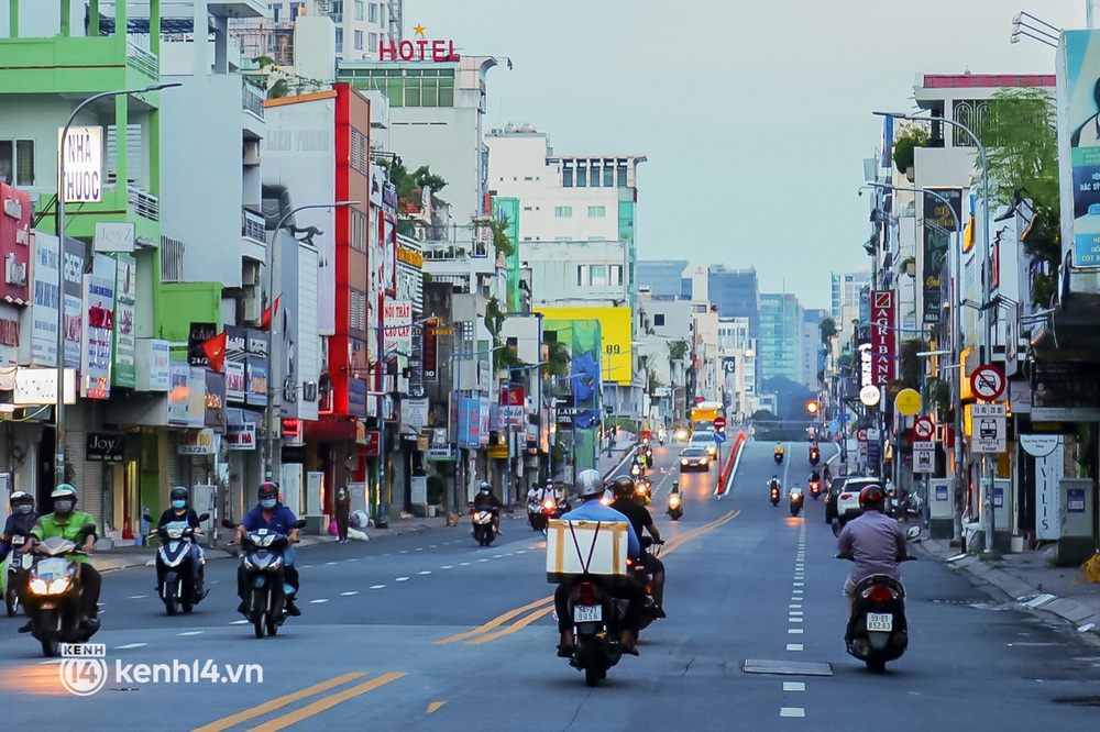 Sài Gòn chiều 30/9: Lâu lắm rồi mới thấy không khí nhộn nhịp, rộn rã khắp mọi nẻo đường - Ảnh 9.