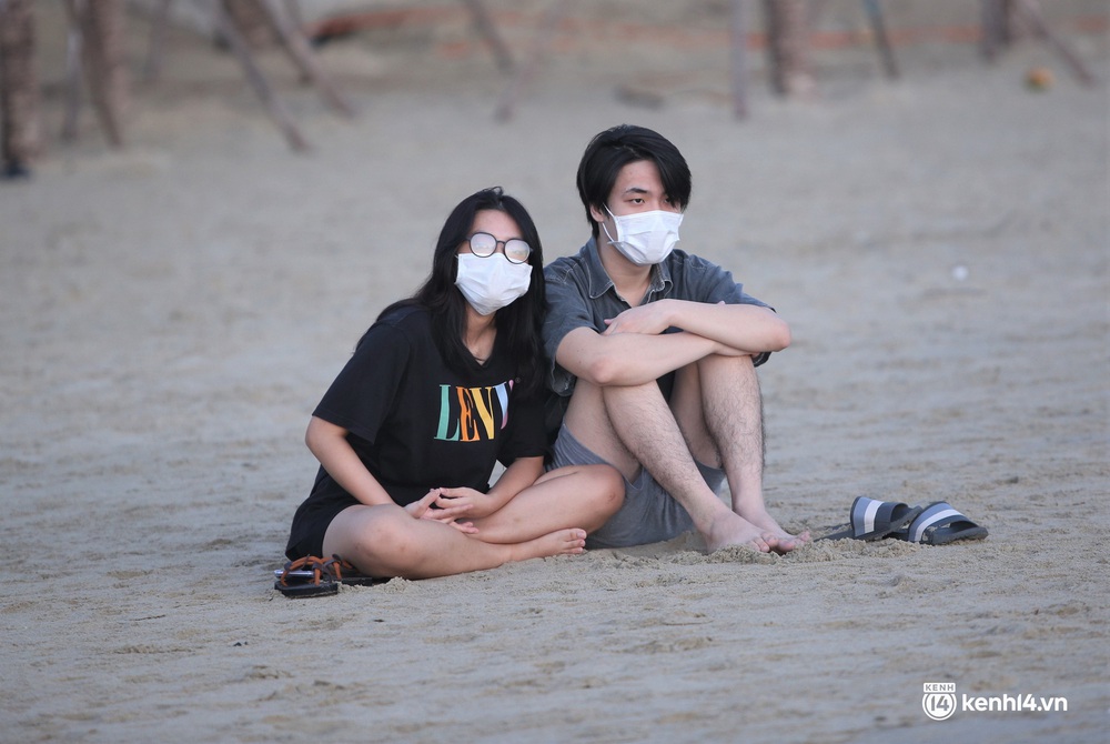 Ảnh: Người Đà Nẵng ùn ùn kéo ra biển tắm và tập thể dục sau hơn 2 tháng “bất động” vì Covid-19 - Ảnh 15.