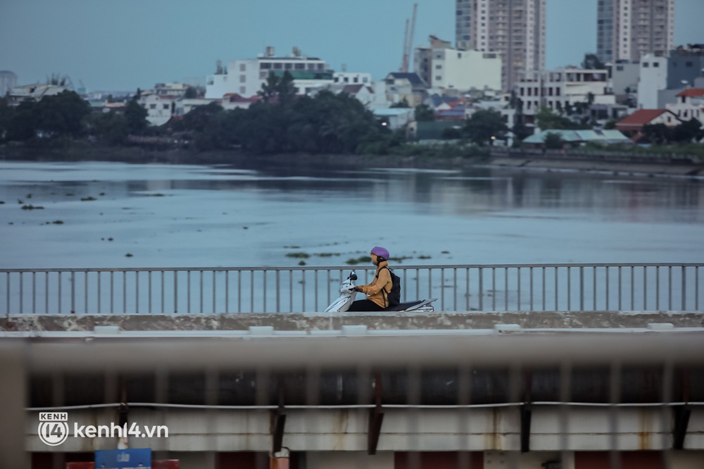 Sài Gòn chiều 30/9: Lâu lắm rồi mới thấy không khí nhộn nhịp, rộn rã khắp mọi nẻo đường - Ảnh 8.