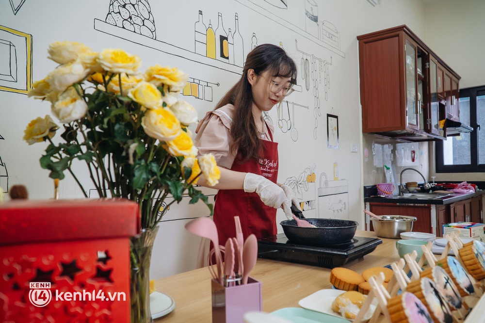 Hà Nội: Cô gái trẻ kiếm trăm triệu mỗi tháng nhờ vẽ tranh dân gian lên bánh trung thu và mở lớp học - Ảnh 3.