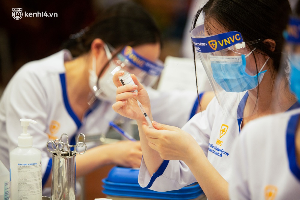 Ảnh: Hà Nội tiêm chủng vắc-xin toàn dân, hàng nghìn người xếp hàng, chờ tiêm trong đêm - Ảnh 7. Ảnh: Hà Nội tiêm chủng vắc-xin toàn dân, hàng nghìn người xếp hàng, chờ tiêm trong đêm - Ảnh 7.