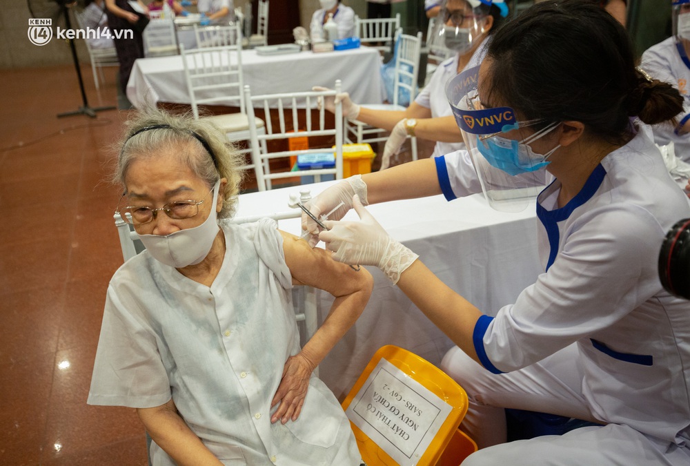 Ảnh: Hà Nội tiêm chủng vắc-xin toàn dân, hàng nghìn người xếp hàng, chờ tiêm trong đêm - Ảnh 9. Ảnh: Hà Nội tiêm chủng vắc-xin toàn dân, hàng nghìn người xếp hàng, chờ tiêm trong đêm - Ảnh 9.