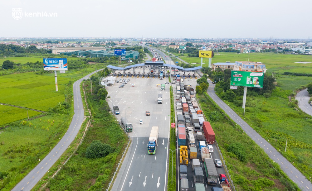 Ảnh: Hàng trăm phương tiện nối đuôi nhau, hai chiều cao tốc Pháp Vân - Cầu Giẽ tắc dài hàng km - Ảnh 3. Ảnh: Hàng trăm phương tiện nối đuôi nhau, hai chiều cao tốc Pháp Vân - Cầu Giẽ tắc dài hàng km - Ảnh 3.
