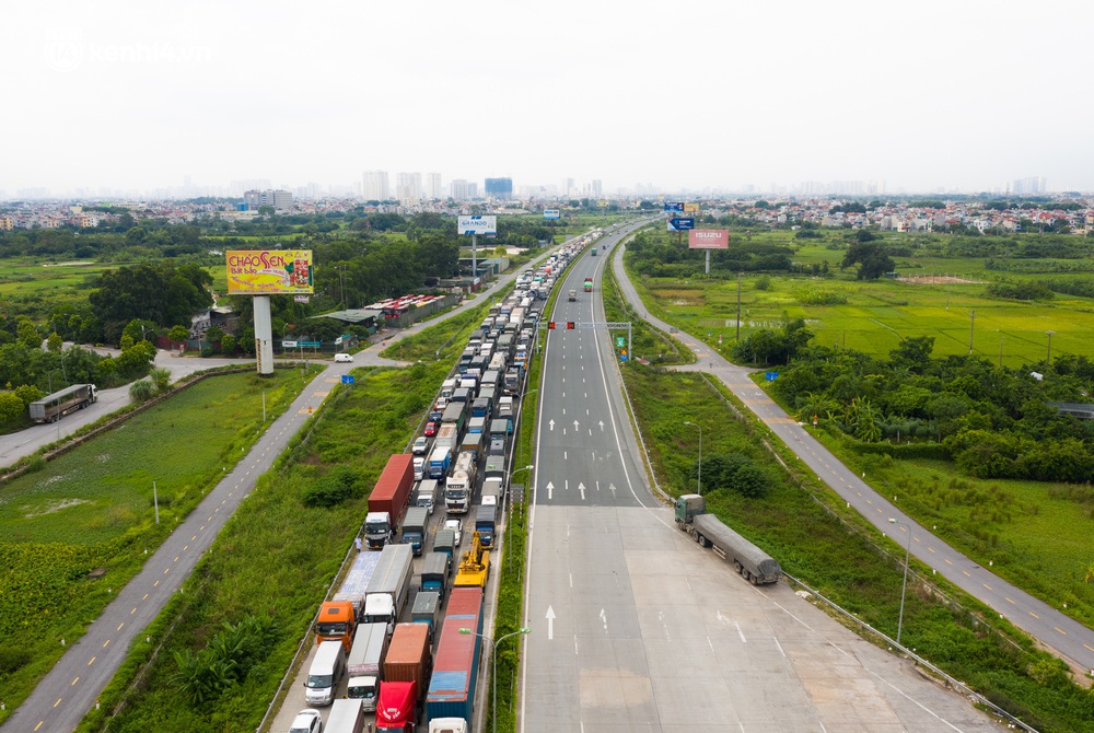 Ảnh: Hàng trăm phương tiện nối đuôi nhau, hai chiều cao tốc Pháp Vân - Cầu Giẽ tắc dài hàng km - Ảnh 2. Ảnh: Hàng trăm phương tiện nối đuôi nhau, hai chiều cao tốc Pháp Vân - Cầu Giẽ tắc dài hàng km - Ảnh 2.