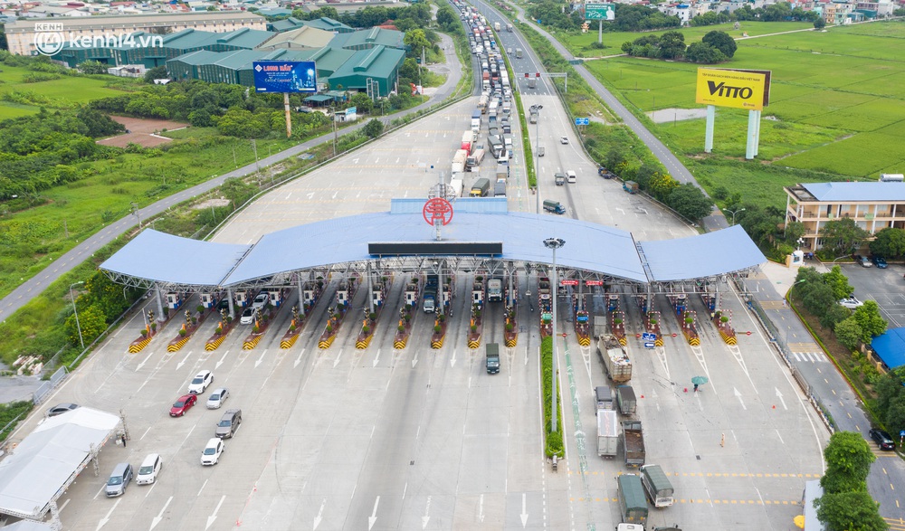 Ảnh: Hàng trăm phương tiện nối đuôi nhau, hai chiều cao tốc Pháp Vân - Cầu Giẽ tắc dài hàng km - Ảnh 1. Ảnh: Hàng trăm phương tiện nối đuôi nhau, hai chiều cao tốc Pháp Vân - Cầu Giẽ tắc dài hàng km - Ảnh 1.
