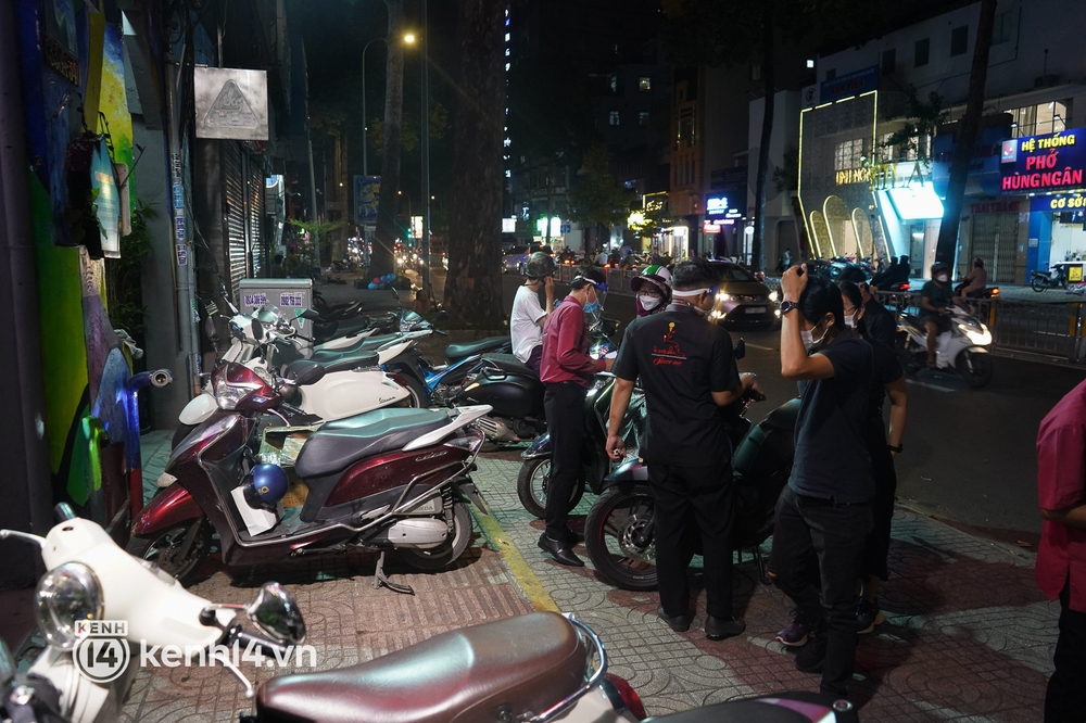 Karaoke ở TP.HCM “cháy phòng” trong ngày đầu hoạt động trở lại, bar, vũ trường vẫn vắng khách - Ảnh 3. Karaoke ở TP.HCM “cháy phòng” trong ngày đầu hoạt động trở lại, bar, vũ trường vẫn vắng khách - Ảnh 3.