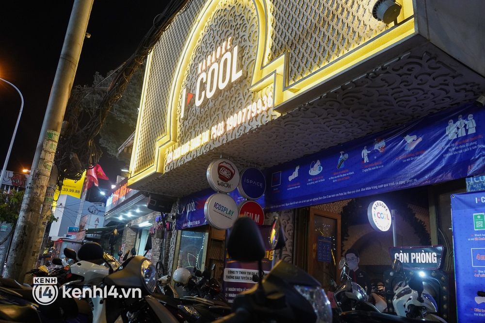 Karaoke ở TP.HCM “cháy phòng” trong ngày đầu hoạt động trở lại, bar, vũ trường vẫn vắng khách - Ảnh 1. Karaoke ở TP.HCM “cháy phòng” trong ngày đầu hoạt động trở lại, bar, vũ trường vẫn vắng khách - Ảnh 1.