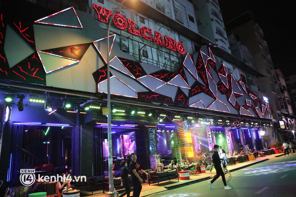 Karaoke ở TP.HCM “cháy phòng” trong ngày đầu hoạt động trở lại, bar, vũ trường vẫn vắng khách - Ảnh 9. Karaoke ở TP.HCM “cháy phòng” trong ngày đầu hoạt động trở lại, bar, vũ trường vẫn vắng khách - Ảnh 9.