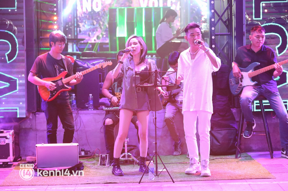 Karaoke ở TP.HCM “cháy phòng” trong ngày đầu hoạt động trở lại, bar, vũ trường vẫn vắng khách - Ảnh 11. Karaoke ở TP.HCM “cháy phòng” trong ngày đầu hoạt động trở lại, bar, vũ trường vẫn vắng khách - Ảnh 11.