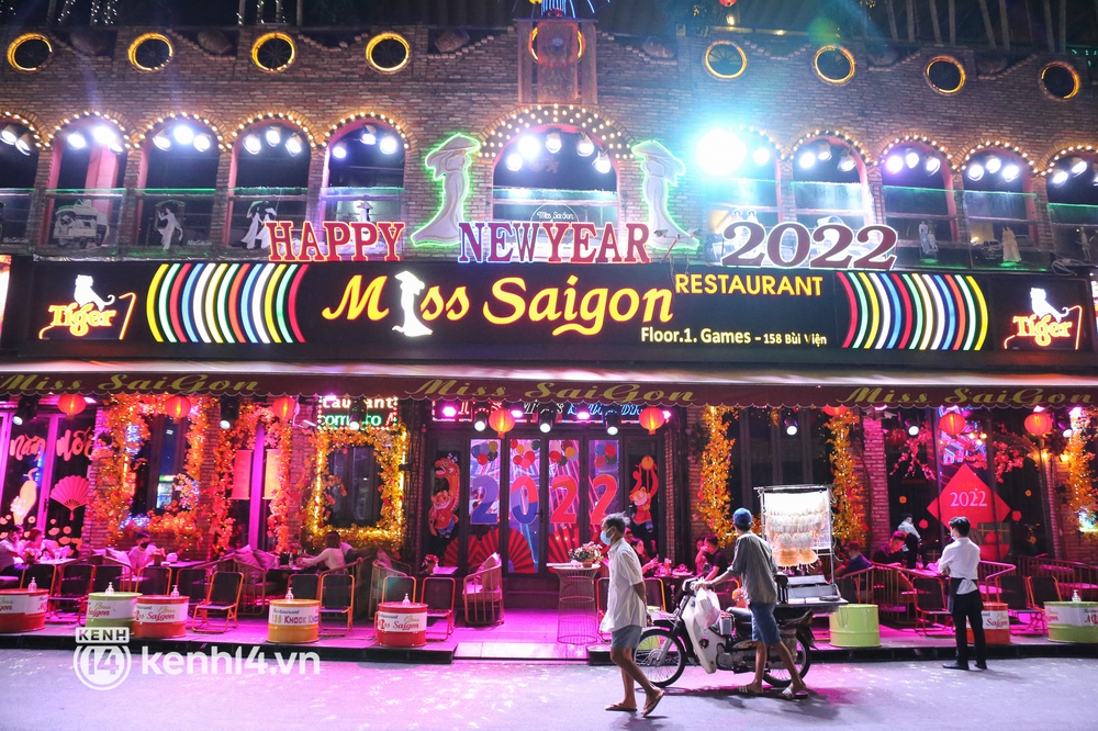 Karaoke ở TP.HCM “cháy phòng” trong ngày đầu hoạt động trở lại, bar, vũ trường vẫn vắng khách - Ảnh 10. Karaoke ở TP.HCM “cháy phòng” trong ngày đầu hoạt động trở lại, bar, vũ trường vẫn vắng khách - Ảnh 10.