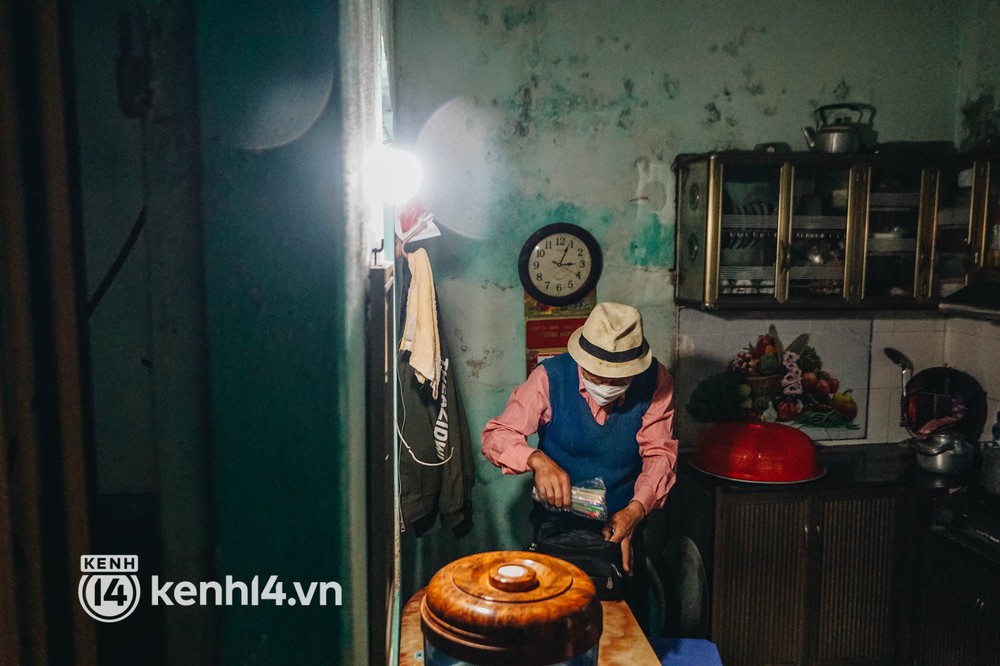 Chuyện đời cụ ông mỗi ca bán 175 chiếc bút tại ngã tư phố Khâm Thiên: “Với tôi, đi làm là nghỉ ngơi còn nằm nhà là chán chường” - Ảnh 1. Chuyện đời cụ ông mỗi ca bán 175 chiếc bút tại ngã tư phố Khâm Thiên: “Với tôi, đi làm là nghỉ ngơi còn nằm nhà là chán chường” - Ảnh 1.