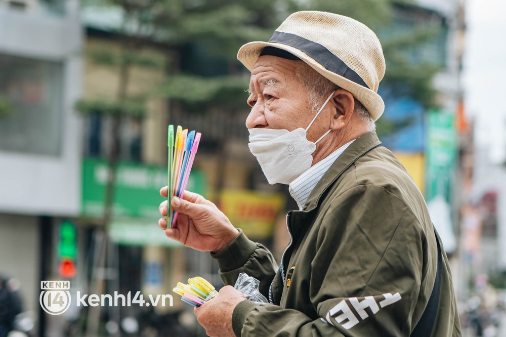 Chuyện đời cụ ông mỗi ca bán 175 chiếc bút tại ngã tư phố Khâm Thiên: “Với tôi, đi làm là nghỉ ngơi còn nằm nhà là chán chường” - Ảnh 4. Chuyện đời cụ ông mỗi ca bán 175 chiếc bút tại ngã tư phố Khâm Thiên: “Với tôi, đi làm là nghỉ ngơi còn nằm nhà là chán chường” - Ảnh 4.