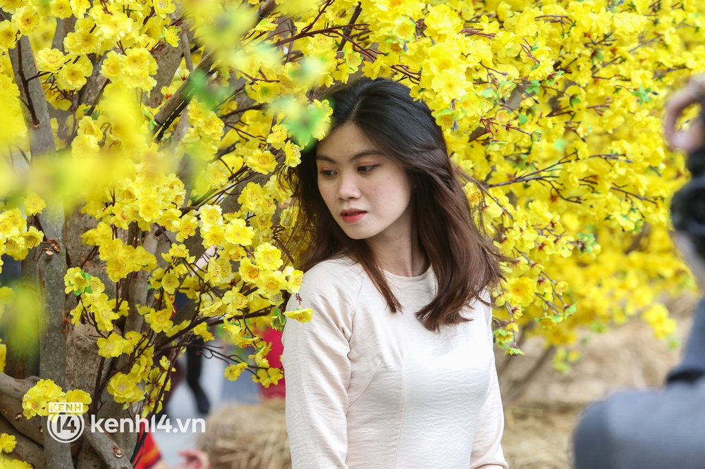 Ảnh: Phố ông đồ, đường mai vàng ở TP.HCM đã mở cửa, không khí Tết tràn ngập hơn bao giờ hết - Ảnh 9. Ảnh: Phố ông đồ, đường mai vàng ở TP.HCM đã mở cửa, không khí Tết tràn ngập hơn bao giờ hết - Ảnh 9.