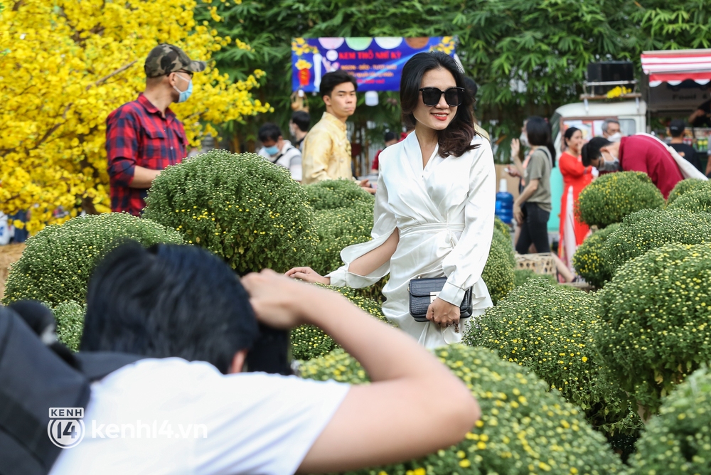 Ảnh: Phố ông đồ, đường mai vàng ở TP.HCM đã mở cửa, không khí Tết tràn ngập hơn bao giờ hết - Ảnh 8. Ảnh: Phố ông đồ, đường mai vàng ở TP.HCM đã mở cửa, không khí Tết tràn ngập hơn bao giờ hết - Ảnh 8.