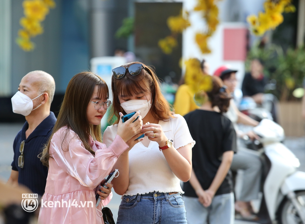 Ảnh: Phố ông đồ, đường mai vàng ở TP.HCM đã mở cửa, không khí Tết tràn ngập hơn bao giờ hết - Ảnh 16. Ảnh: Phố ông đồ, đường mai vàng ở TP.HCM đã mở cửa, không khí Tết tràn ngập hơn bao giờ hết - Ảnh 16.