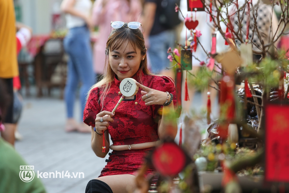 Ảnh: Phố ông đồ, đường mai vàng ở TP.HCM đã mở cửa, không khí Tết tràn ngập hơn bao giờ hết - Ảnh 14. Ảnh: Phố ông đồ, đường mai vàng ở TP.HCM đã mở cửa, không khí Tết tràn ngập hơn bao giờ hết - Ảnh 14.