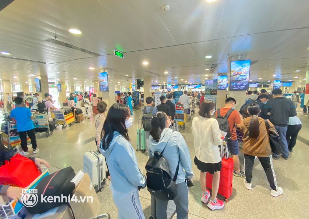 Ảnh, clip: Sân bay Tân Sơn Nhất nhộn nhịp người về quê đón Tết, hành khách rồng rắn xếp hàng dài check in - Ảnh 12.