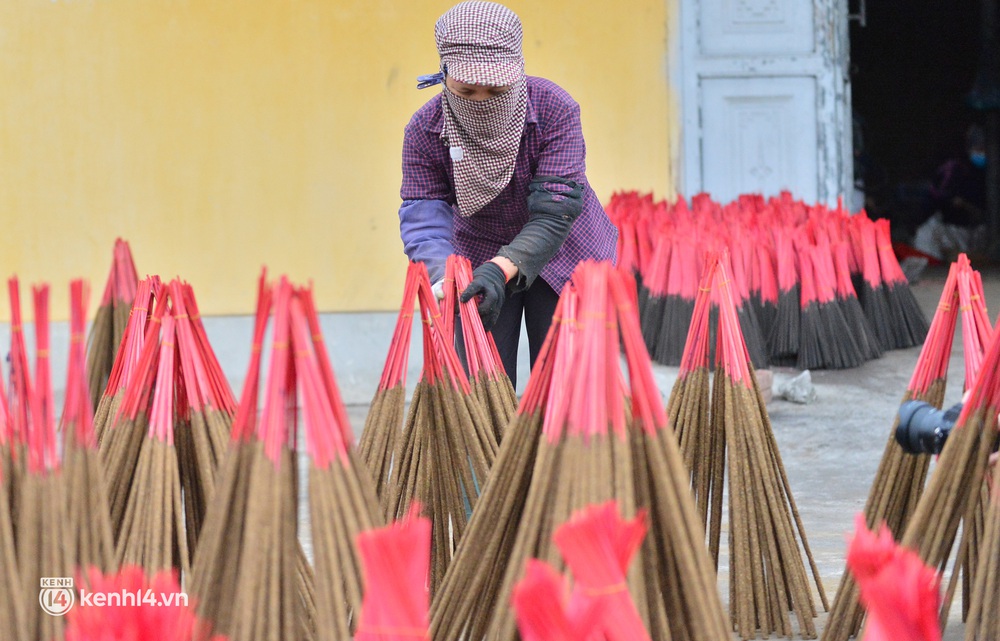 Ảnh: Nông dân Hải Dương làm hàng trăm cây nhang khổng lồ, cao hơn đầu người phục vụ Tết - Ảnh 13. Ảnh: Nông dân Hải Dương làm hàng trăm cây nhang khổng lồ, cao hơn đầu người phục vụ Tết - Ảnh 13.