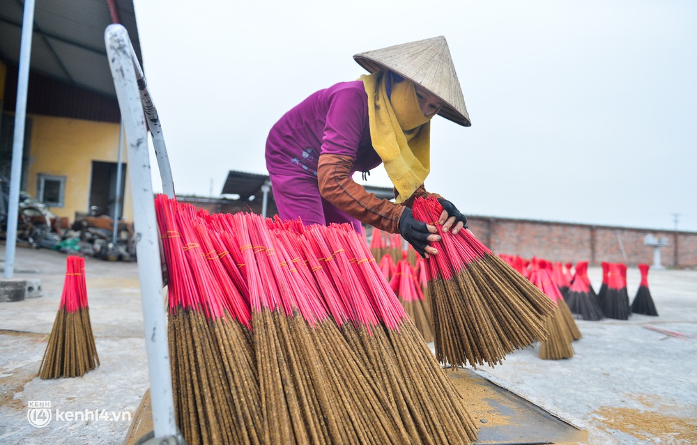 Ảnh: Nông dân Hải Dương làm hàng trăm cây nhang khổng lồ, cao hơn đầu người phục vụ Tết - Ảnh 14. Ảnh: Nông dân Hải Dương làm hàng trăm cây nhang khổng lồ, cao hơn đầu người phục vụ Tết - Ảnh 14.