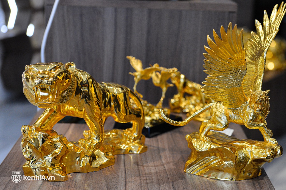 Ảnh: Tượng hổ mọc thêm cánh dát vàng 24k giá hàng chục triệu đồng chờ đại gia mua về chơi Tết - Ảnh 4. Ảnh: Tượng hổ mọc thêm cánh dát vàng 24k giá hàng chục triệu đồng chờ đại gia mua về chơi Tết - Ảnh 4.