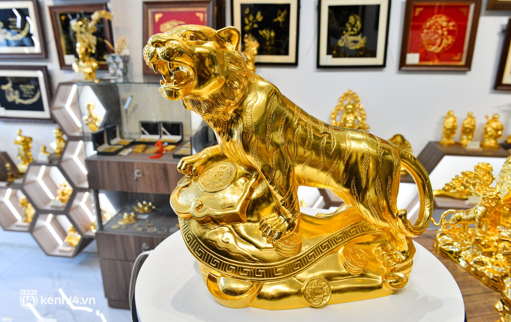 Ảnh: Tượng hổ mọc thêm cánh dát vàng 24k giá hàng chục triệu đồng chờ đại gia mua về chơi Tết - Ảnh 2. Ảnh: Tượng hổ mọc thêm cánh dát vàng 24k giá hàng chục triệu đồng chờ đại gia mua về chơi Tết - Ảnh 2.