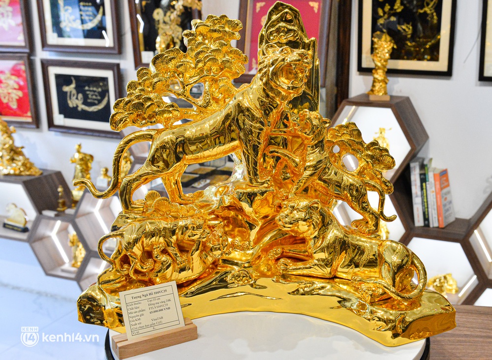 Ảnh: Tượng hổ mọc thêm cánh dát vàng 24k giá hàng chục triệu đồng chờ đại gia mua về chơi Tết - Ảnh 7. Ảnh: Tượng hổ mọc thêm cánh dát vàng 24k giá hàng chục triệu đồng chờ đại gia mua về chơi Tết - Ảnh 7.