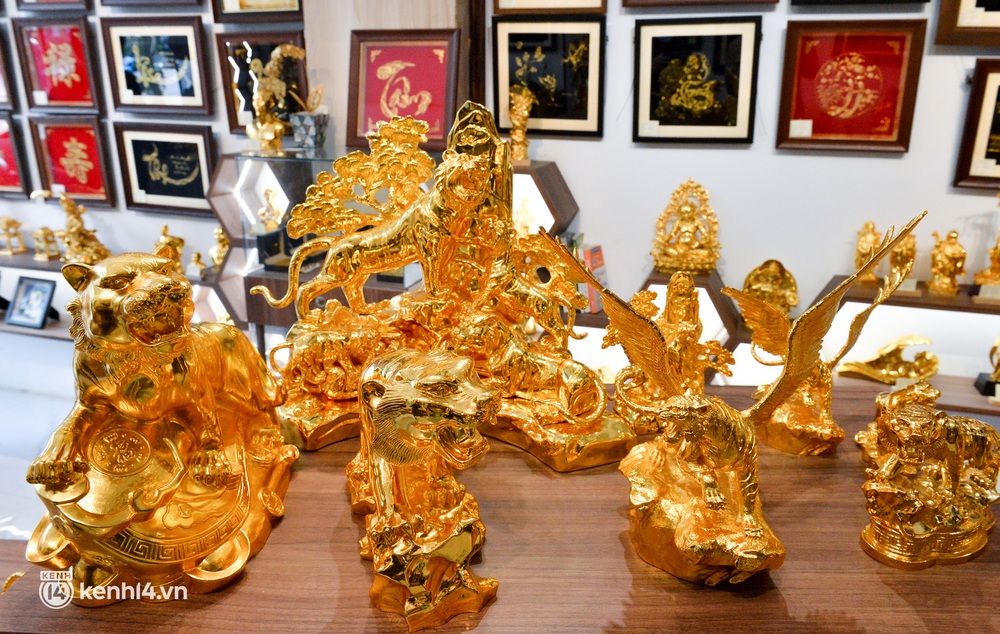 Ảnh: Tượng hổ mọc thêm cánh dát vàng 24k giá hàng chục triệu đồng chờ đại gia mua về chơi Tết - Ảnh 1. Ảnh: Tượng hổ mọc thêm cánh dát vàng 24k giá hàng chục triệu đồng chờ đại gia mua về chơi Tết - Ảnh 1.