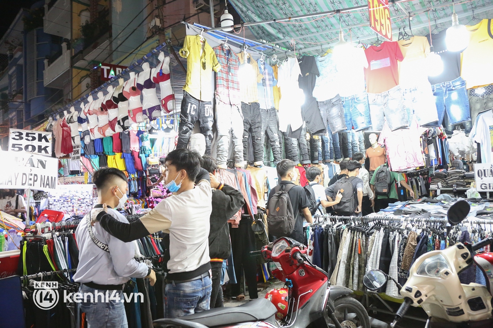 Chợ thời trang lớn nhất TP.HCM chật kín người mua sắm Tết, an ninh siết chặt ngăn chặn khách bị móc túi - Ảnh 12.