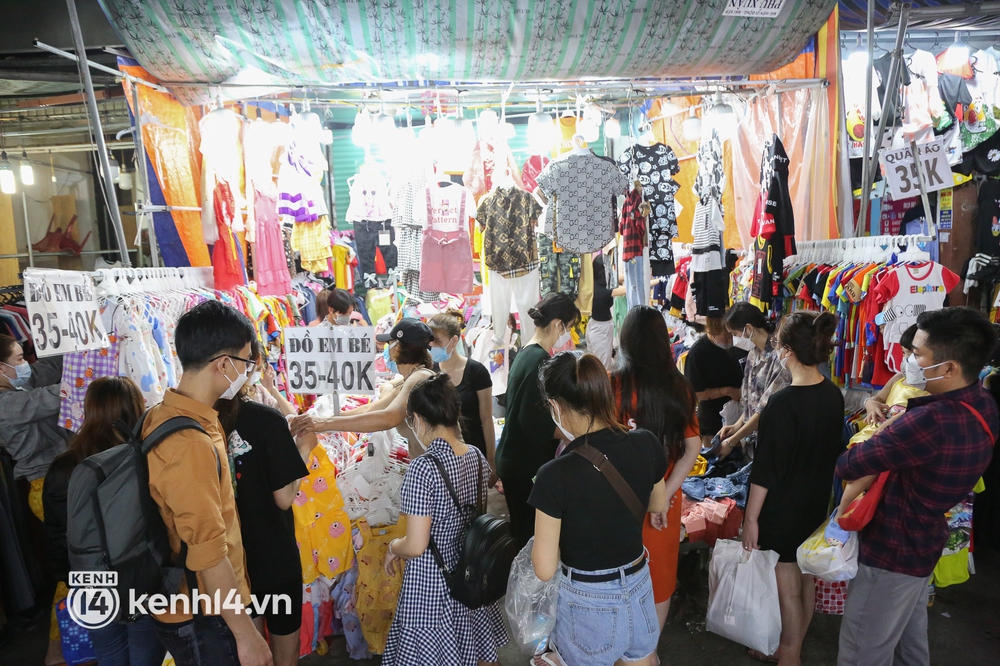 Chợ thời trang lớn nhất TP.HCM chật kín người mua sắm Tết, an ninh siết chặt ngăn chặn khách bị móc túi - Ảnh 7.