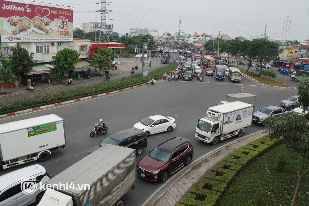 Ảnh: Cửa ngõ sân bay Tân Sơn Nhất, bến xe Miền Đông kẹt xe từ trưa đến chiều ngày cận Tết - Ảnh 10.