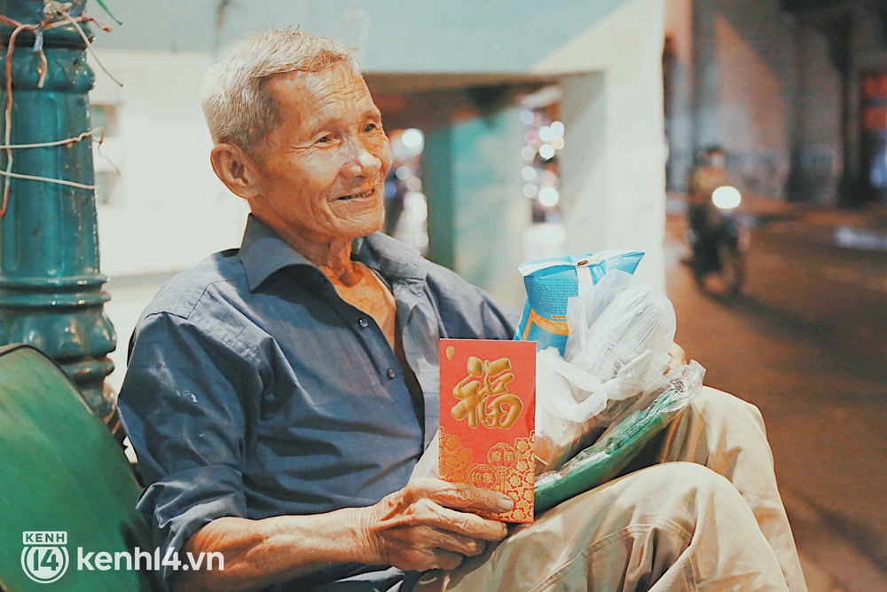 Người vô gia cư co ro trong đêm Sài Gòn ngày cận Tết: Bà làm gì có nhà để về, ở đây người ta cho đồ ăn, quý lắm... - Ảnh 5.