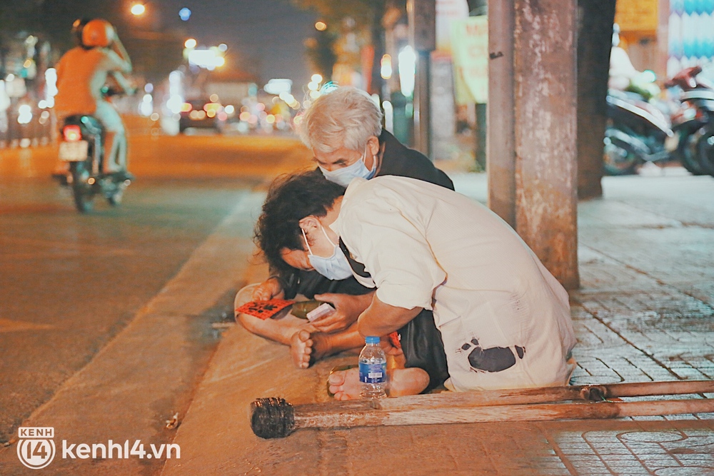 Người vô gia cư co ro trong đêm Sài Gòn ngày cận Tết: Bà làm gì có nhà để về, ở đây người ta cho đồ ăn, quý lắm... - Ảnh 7. Người vô gia cư co ro trong đêm Sài Gòn ngày cận Tết: Bà làm gì có nhà để về, ở đây người ta cho đồ ăn, quý lắm... - Ảnh 7.
