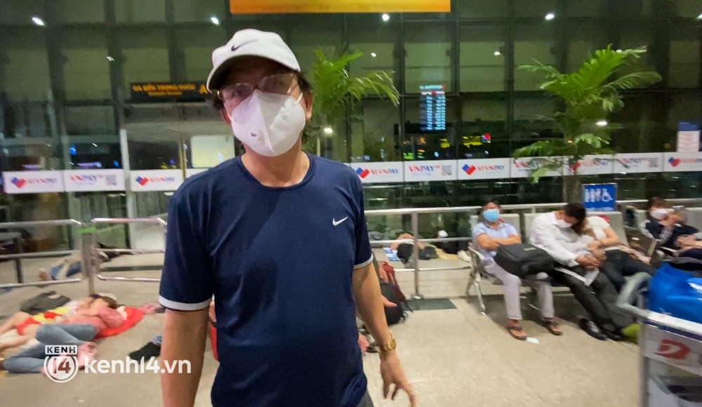 Hành khách trắng đêm vật vờ tại sân bay sân bay Tân Sơn Nhất vì chuyến bay delay suốt 12 tiếng: Lấy giày làm gối, áo làm chiếu - Ảnh 6.