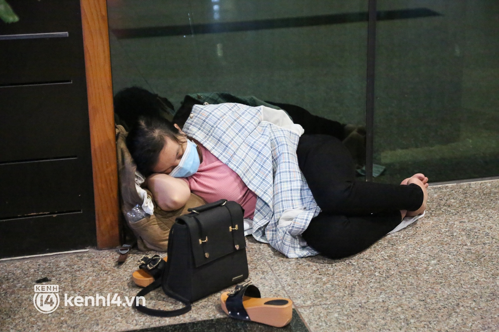 Hành khách trắng đêm vật vờ tại sân bay sân bay Tân Sơn Nhất vì chuyến bay delay suốt 12 tiếng: Lấy giày làm gối, áo làm chiếu - Ảnh 12.