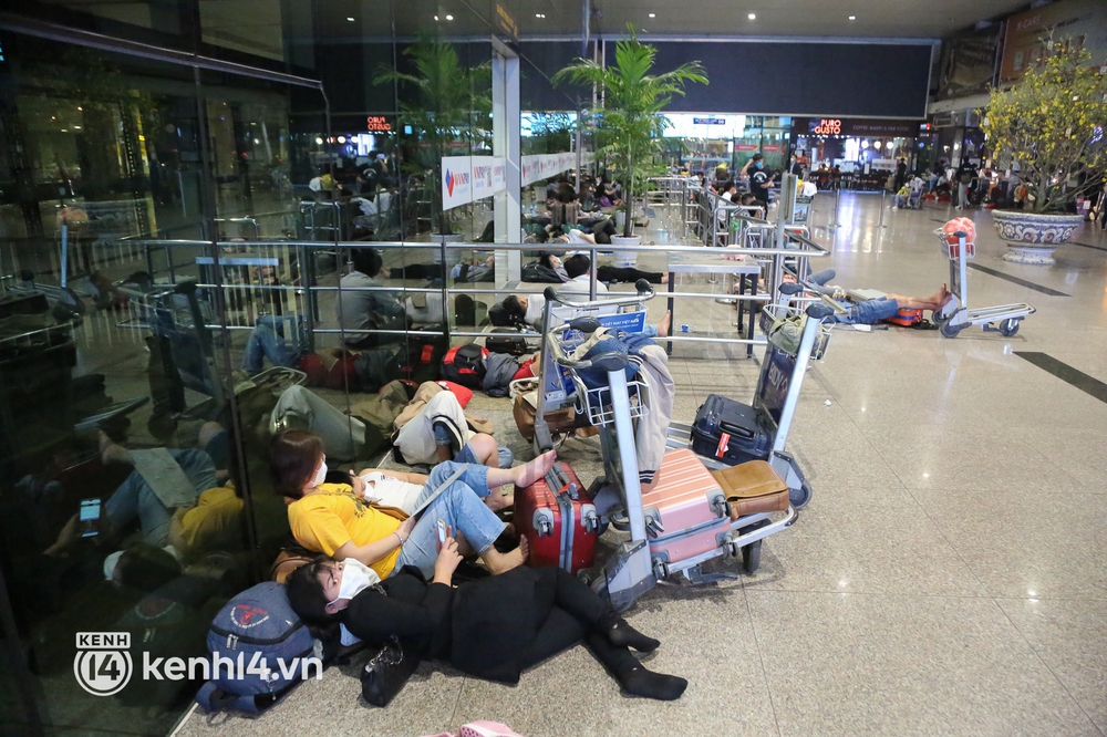 Hành khách trắng đêm vật vờ tại sân bay sân bay Tân Sơn Nhất vì chuyến bay delay suốt 12 tiếng: Lấy giày làm gối, áo làm chiếu - Ảnh 4.